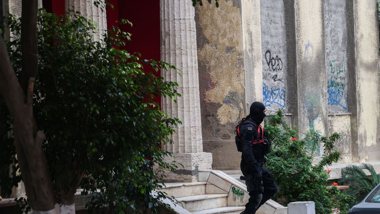 Ηράκλειο: Φωτογραφίες από την κατάληψη του Ευαγγελισμού - Εντοπίστηκαν κράνη και καδρόνια