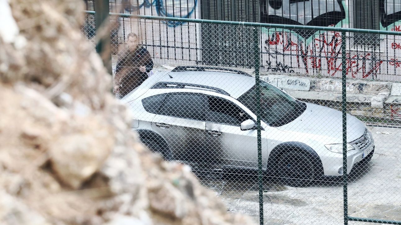 Επίθεση με μολότοφ σε αστυνομικούς στον λόφο του Στρέφη – Ένας τραυματίας Επίθεση με μολότοφ σε αστυνομικούς στον λόφο του Στρέφη – Ένας τραυματίας