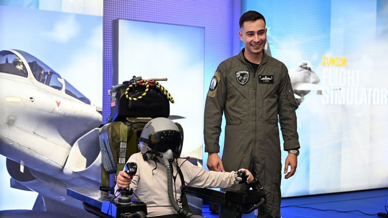 Απλοί πολίτες έγιναν για λίγο πιλότοι της Πολεμικής Αεροπορίας - Η εντυπωσιακή έκθεση στο Σύνταγμα