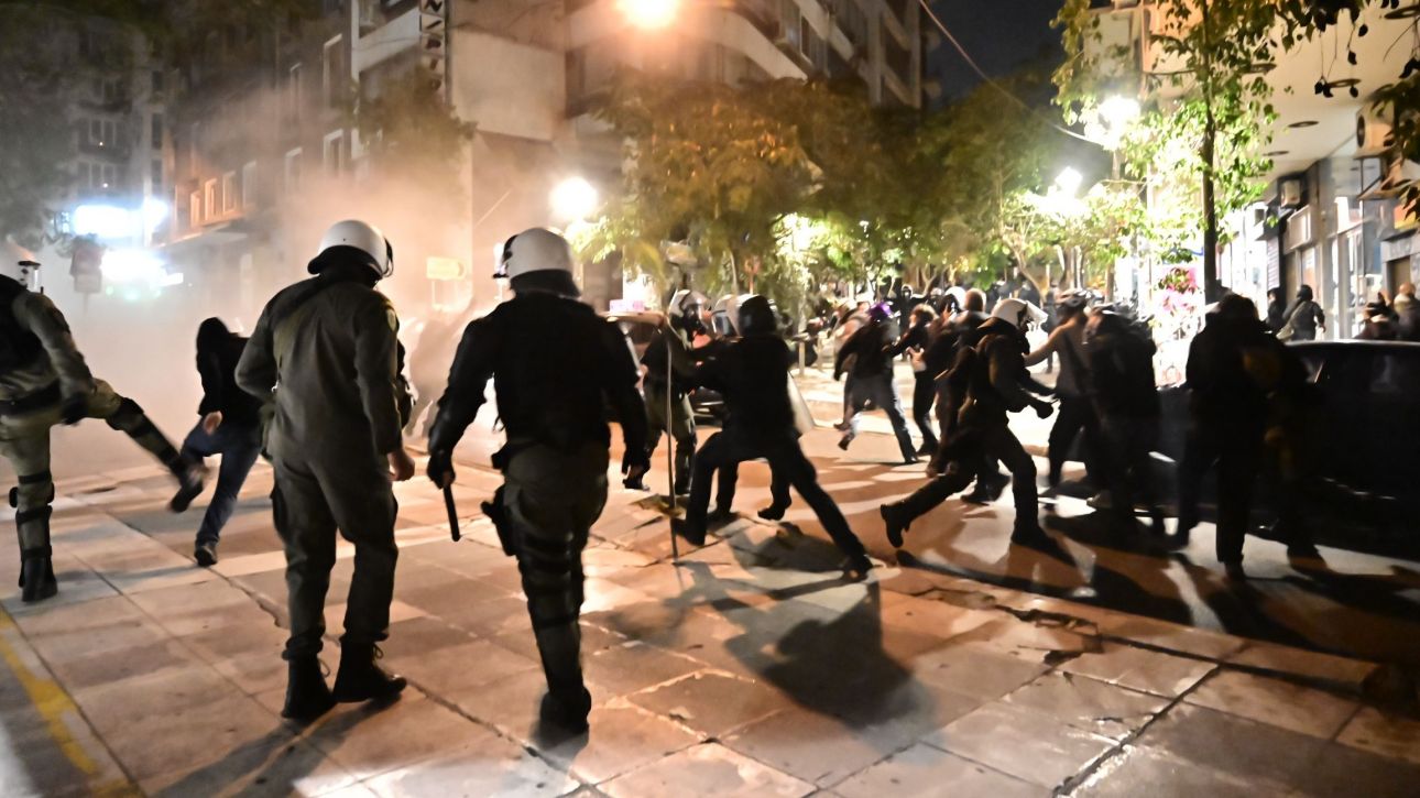 Ένταση στα Εξάρχεια τη νύχτα – Συγκρούσεις με ΜΑΤ και ρίψη μολότοφ και χημικών