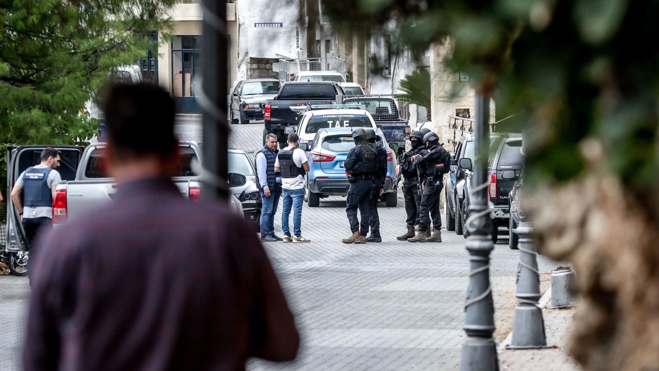 Δύο προσαγωγές για το μακελειό στα Βορίζια: Ψάχνουν «πόρτα – πόρτα» για τα όπλα των δραστών Δύο προσαγωγές για το μακελειό στα Βορίζια: Ψάχνουν «πόρτα – πόρτα» για τα όπλα των δραστών