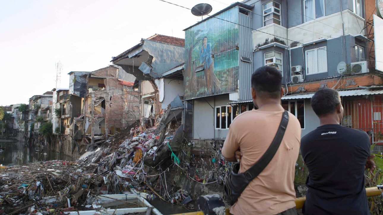 Φονικές πλημμύρες στην Ινδονησία: Τουλάχιστον 15 νεκροί – Ανάμεσά τους και παιδιά