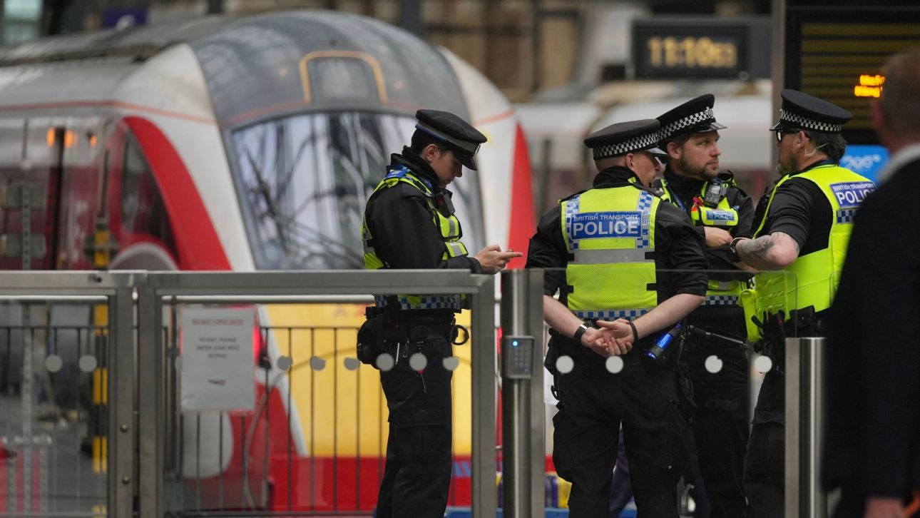 Επίθεση σε τρένο στο Λονδίνο: Στη δημοσιότητα η φωτογραφία του δράστη