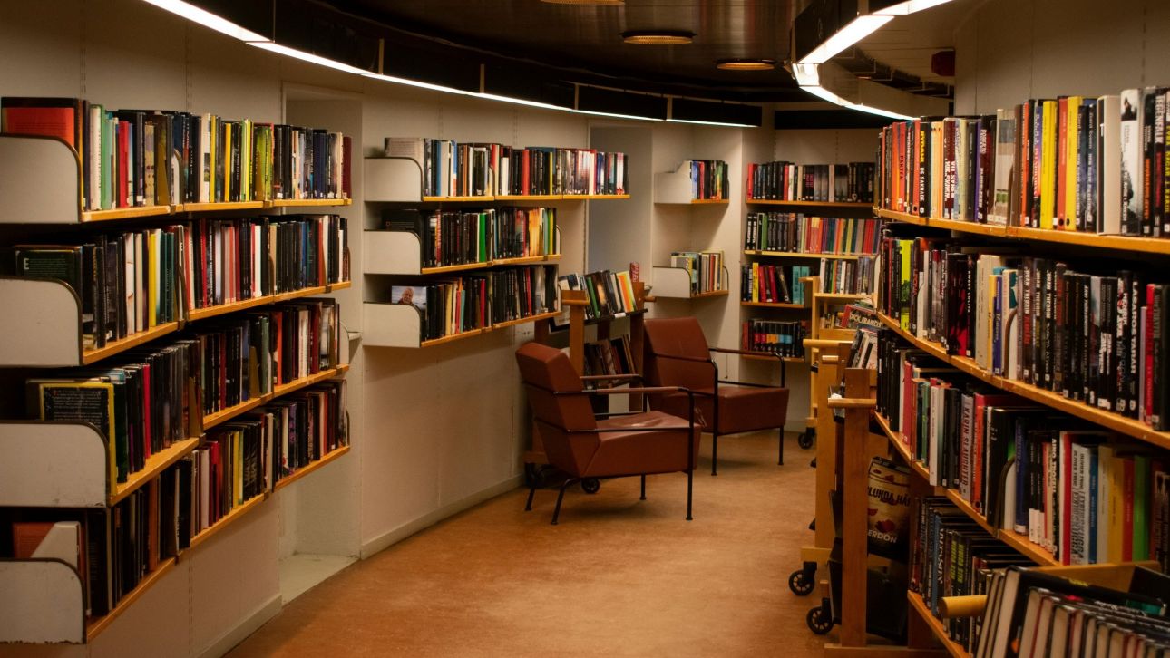 Τι δανείζονται οι Έλληνες από τις δημόσιες βιβλιοθήκες – Κυριαρχούν μυθιστορήματα και παιδικά βιβλία