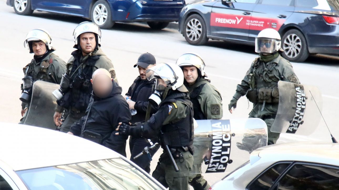 Δίκη Καμπανού: Δύο συλλήψεις για τα επεισόδια στα δικαστήρια – «Ανεγκέφαλοι συνεχίζουν τη βία»