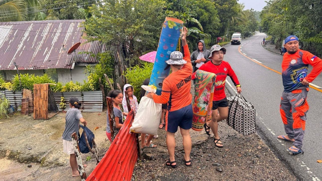Ισχυρός τυφώνας «απειλεί» τις Φιλιππίνες: Χιλιάδες πολίτες εγκαταλείπουν τις εστίες τους