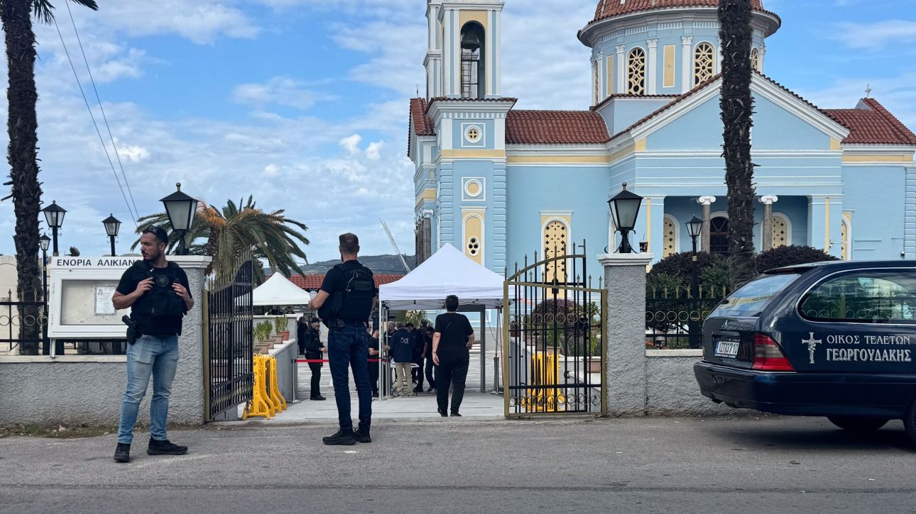 Βορίζια: Υπό αστυνομικό κλοιό η κηδεία της 57χρονης - Με ανιχνευτή μετάλλων η είσοδος στην εκκλησία