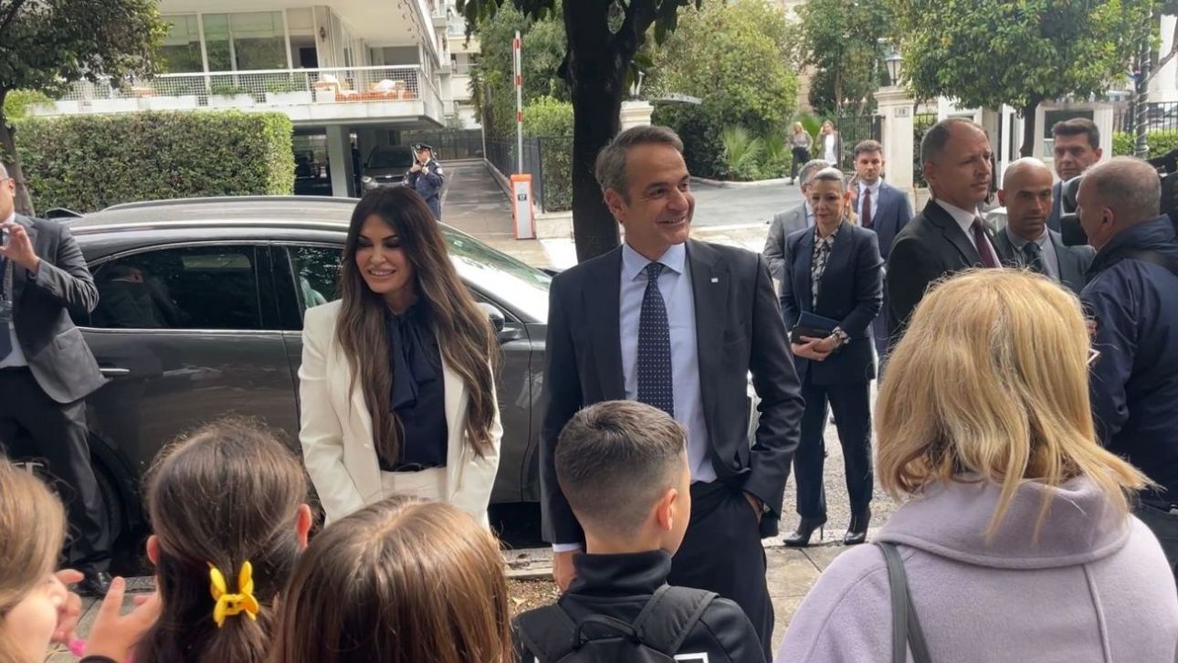 H συνάντηση Γκίλφοϊλ με μαθητές έξω από το Μέγαρο Μαξίμου - Τους χαιρέτησε έναν προς έναν