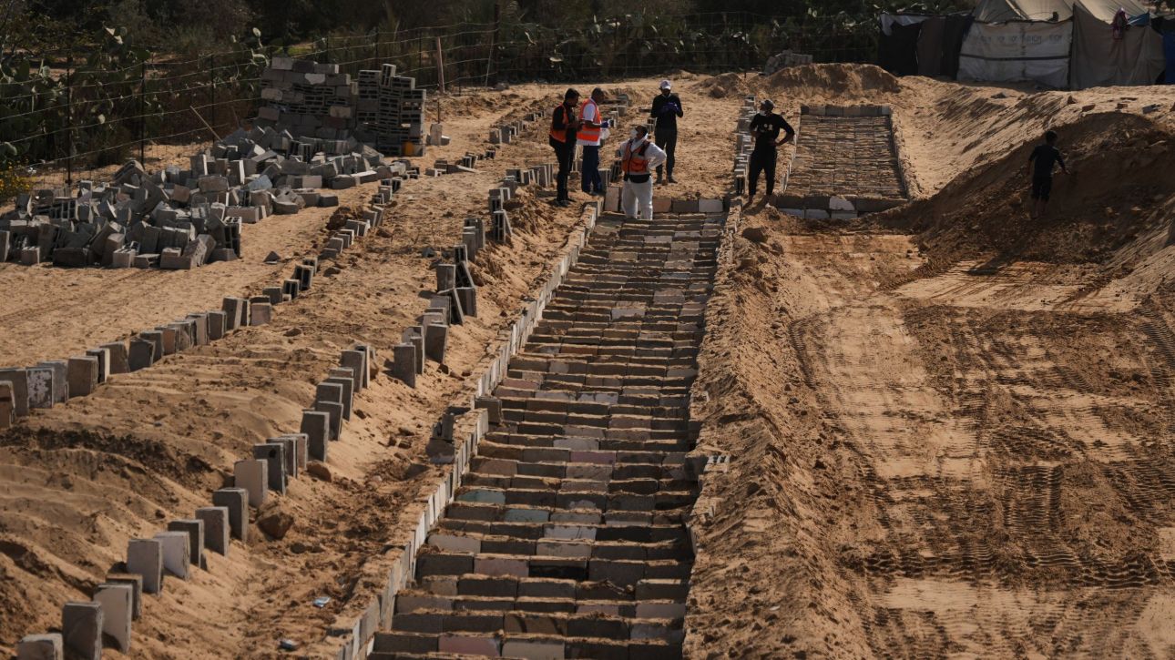 Συγκλονιστικές εικόνες από τους μαζικούς τάφους για τους χιλιάδες νεκρούς της Γάζας