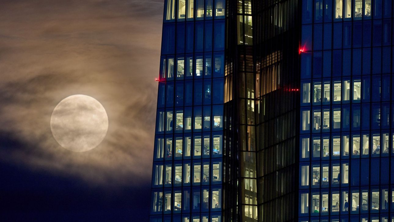 Από την Ελλάδα και την Ιταλία, έως τη Σενεγάλη και τη Γάζα: Εντυπωσιακές εικόνες από την πανσέληνο