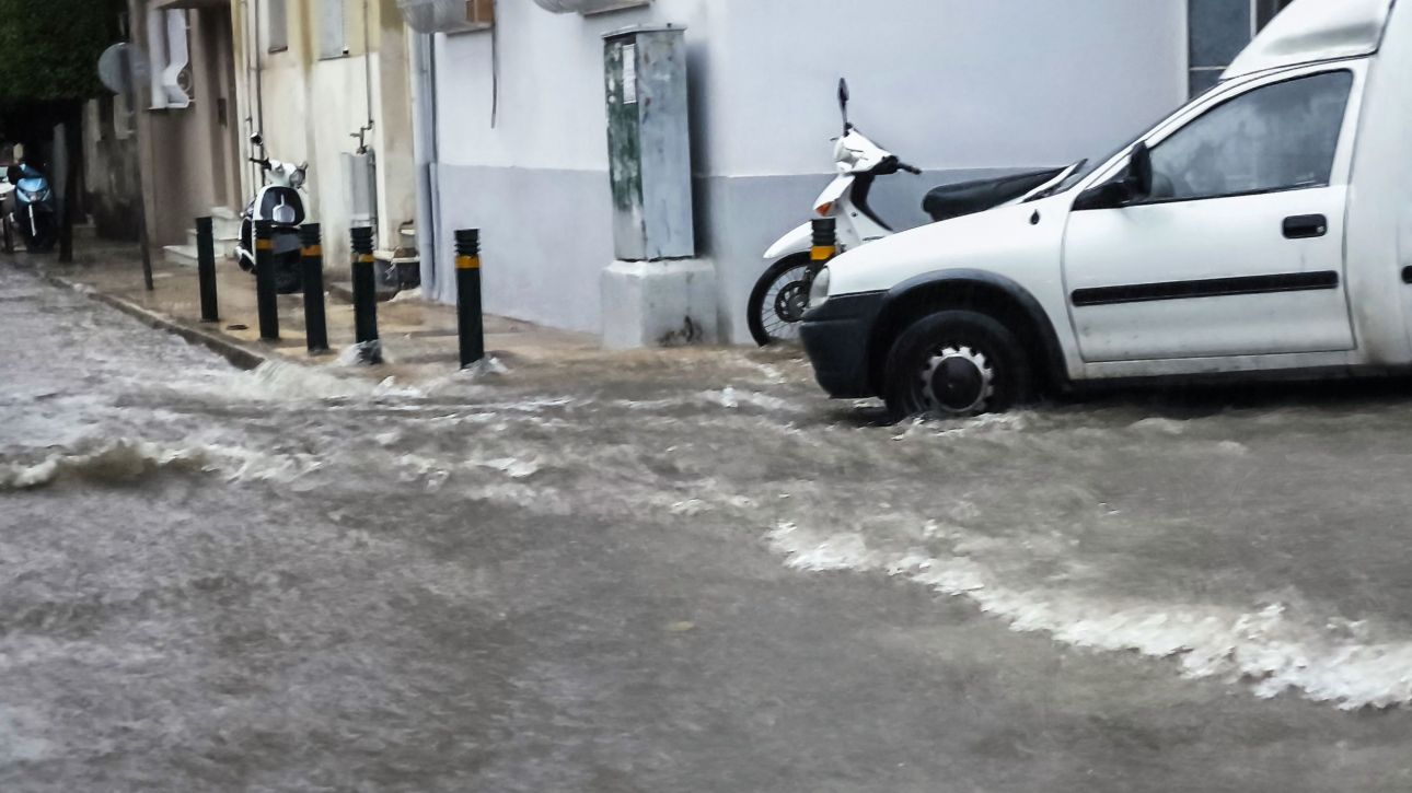 Τσατραφύλλιας: Πάνω από 1.000 κεραυνοί και αστραπές στην Αττική - Δεν έχει τελειώσει η κακοκαιρία