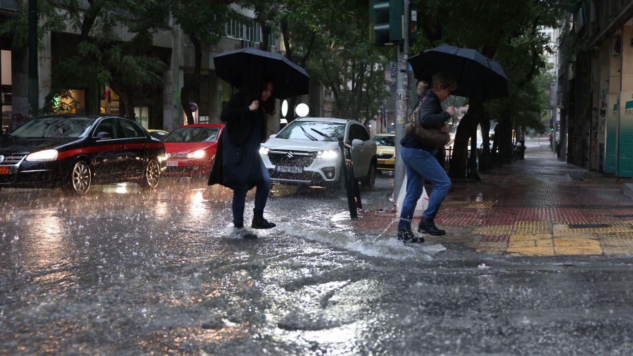 «Σύμπλεγμα καταιγίδων» χτυπά την Αττική και τις επόμενες ώρες - Κυκλοφοριακό χάος στους δρόμους