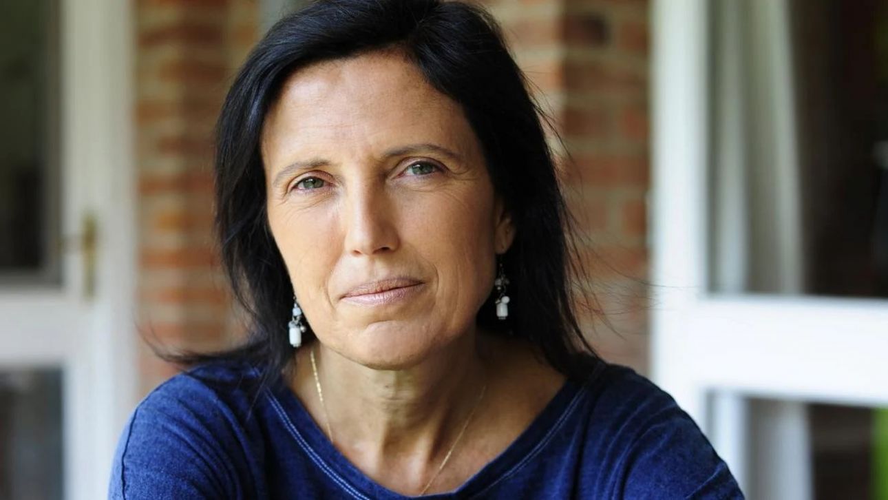 Bookreads: Οι «Χήρες της Πέμπτης» της Κλαούδια Πινιέιρο αποκαλύπτουν τη σήψη της ευμάρειας