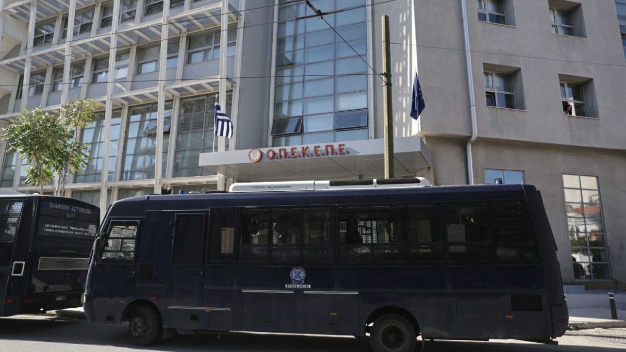 Σφίγγει τον κλοιό για βίαιη προσαγωγή «Φραπέ» το ΠΑΣΟΚ