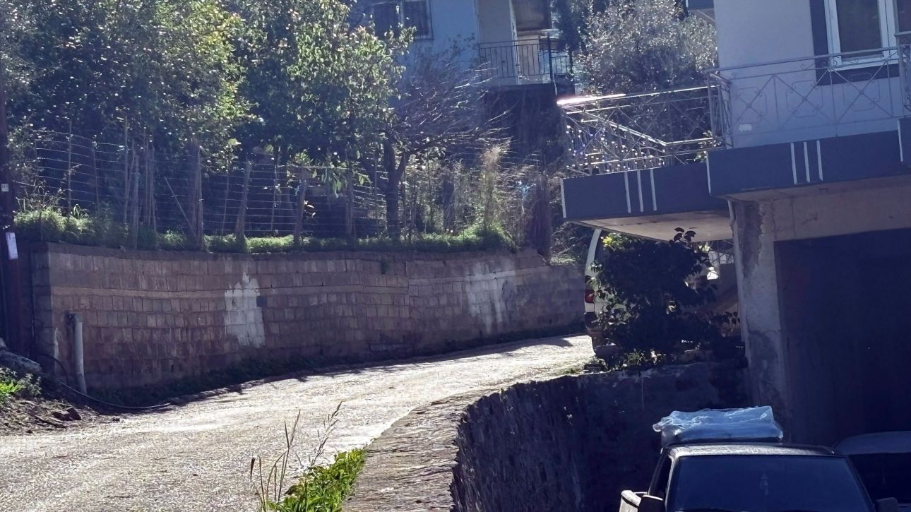 Τραγωδία στην Πάτρα: «Άκουσα ουρλιαχτά και βγήκα έξω» συγκλονίζει ο παππούς του νεκρού τρίχρονου