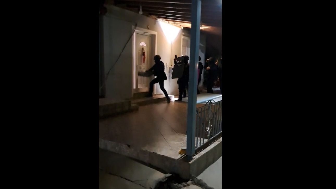 Η στιγμή που η αστυνομία εισβάλει σε σπίτι μελών της οργάνωσης που διέπραττε ληστείες