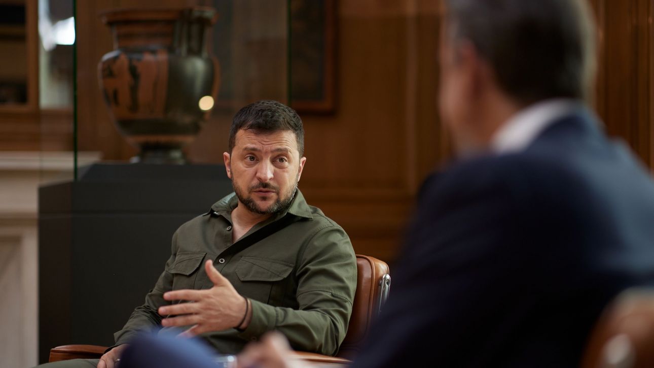 Liveblog: Ο Ζελένσκι στην Αθήνα – Με Τασούλα η πρώτη συνάντηση, στις 13:45 βλέπει Μητσοτάκη