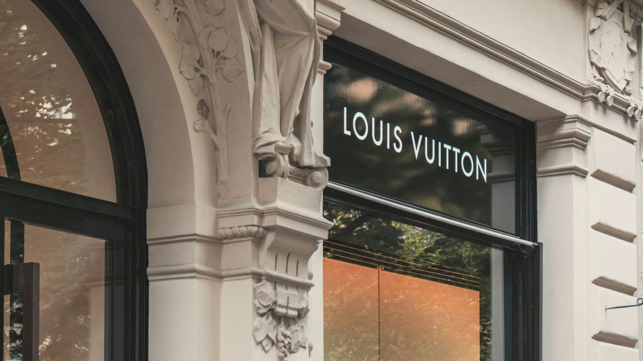 Ρώμη: Διάρρηξη σε αποθήκη της Louis Vuitton – Δράστες «καρφώθηκαν» με αυτοκίνητο πάνω σε βιτρίνα