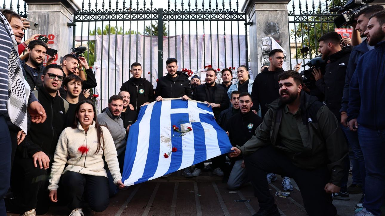 Στην κορυφή της πορείας η αιματοβαμμένη σημαία-σύμβολο του Πολυτεχνείου