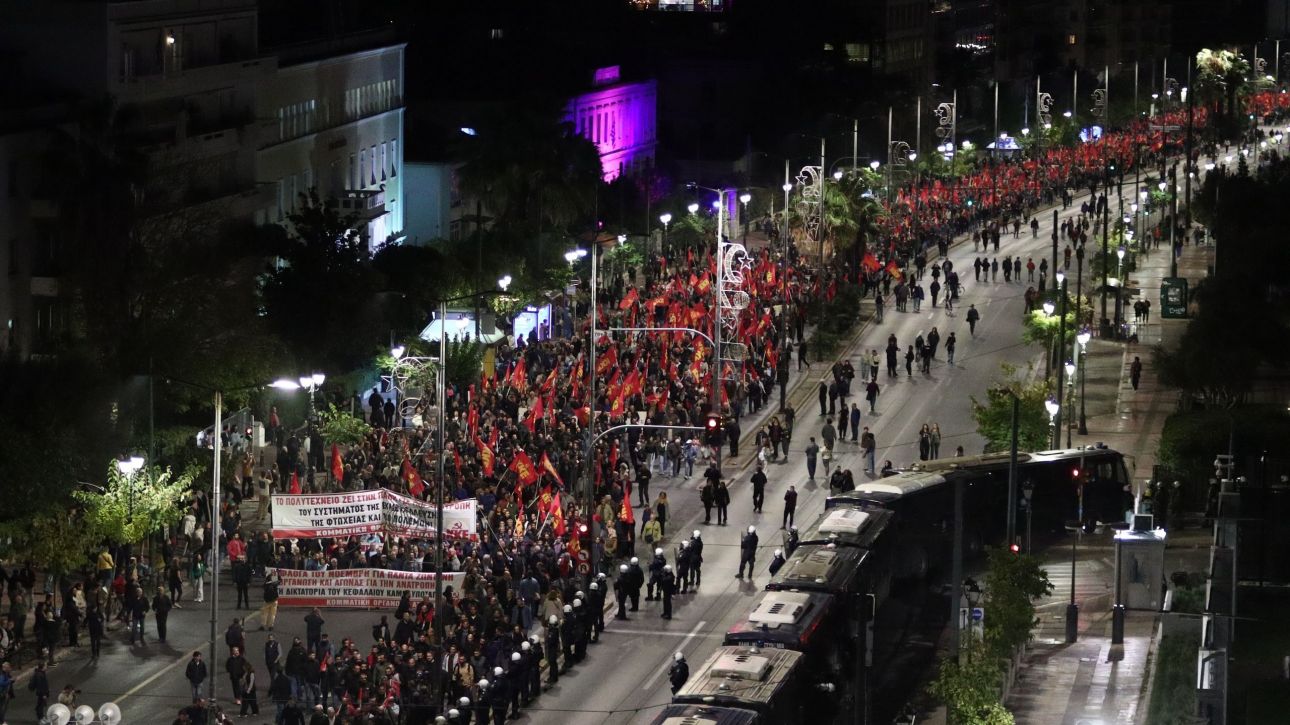 Πολυτεχνείο: Χιλιάδες διαδηλωτές τίμησαν ειρηνικά την 52η επέτειο της εξέγερσης