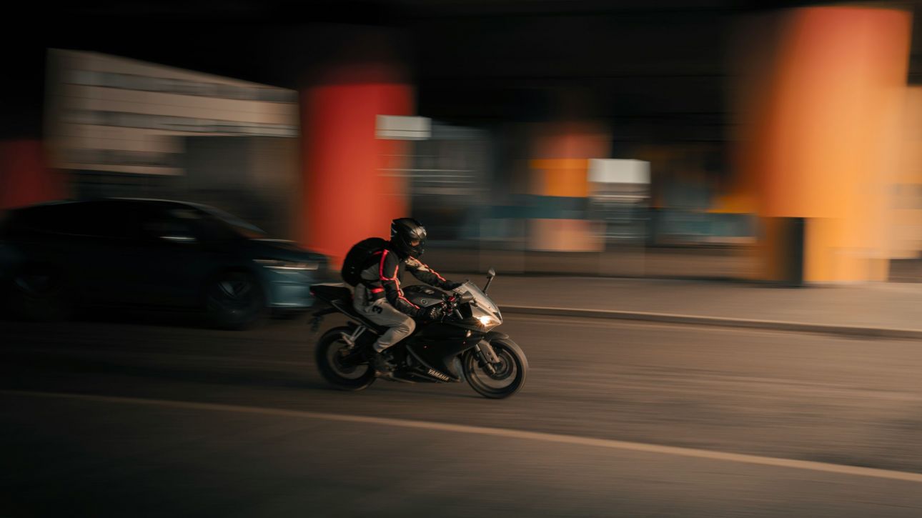 Συνελήφθη οδηγός μηχανής που έτρεχε με 206χλμ στη λεωφόρο Μαραθώνος