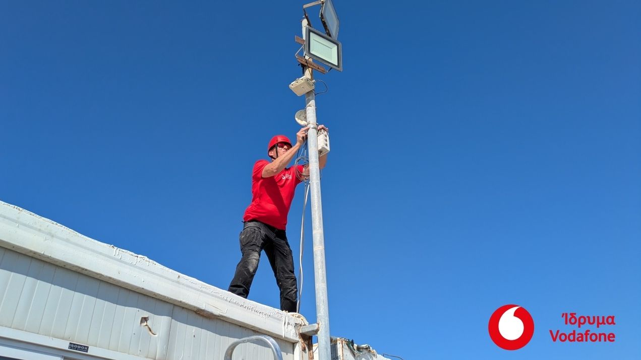 Vodafone: Γρήγορο internet και στήριξη σε 50.000 ανθρώπους στη δομή του Καρά Τεπέ
