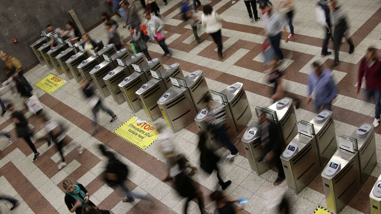 Τέλος τα «διπλοπεράσματα» από τα ακυρωτήρια εισιτηρίων στο μετρό: Σύστημα AI θα ανιχνεύει παραβάσεις