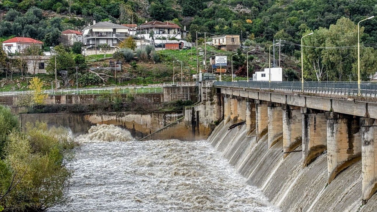 Τι είναι η γραμμή λαίλαπας που σαρώνει την Ήπειρο - Έχει πέσει όσο νερό ρίχνει σε δύο μήνες