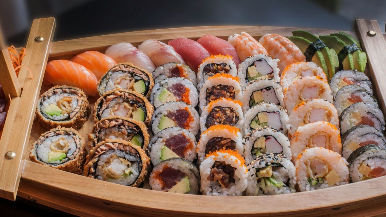 Τι είναι το παράσιτο «Anisakis» από το οποίο δηλητηριάστηκε ο 22χρονος τρώγοντας σούσι