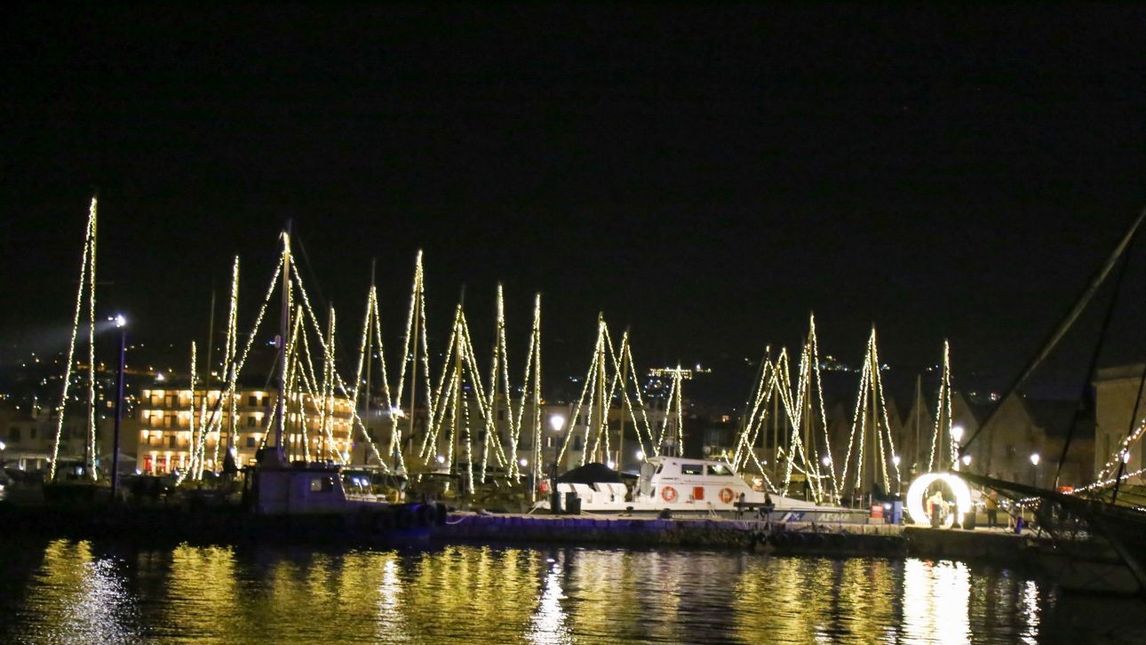 Επίσημη έναρξη της εορταστικής περιόδου στα Χανιά – «Μύρισαν» Χριστούγεννα