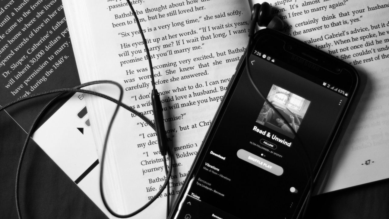 Όταν διαβάζεις ακούγοντας: Είναι τα audiobooks ανάγνωσμα;