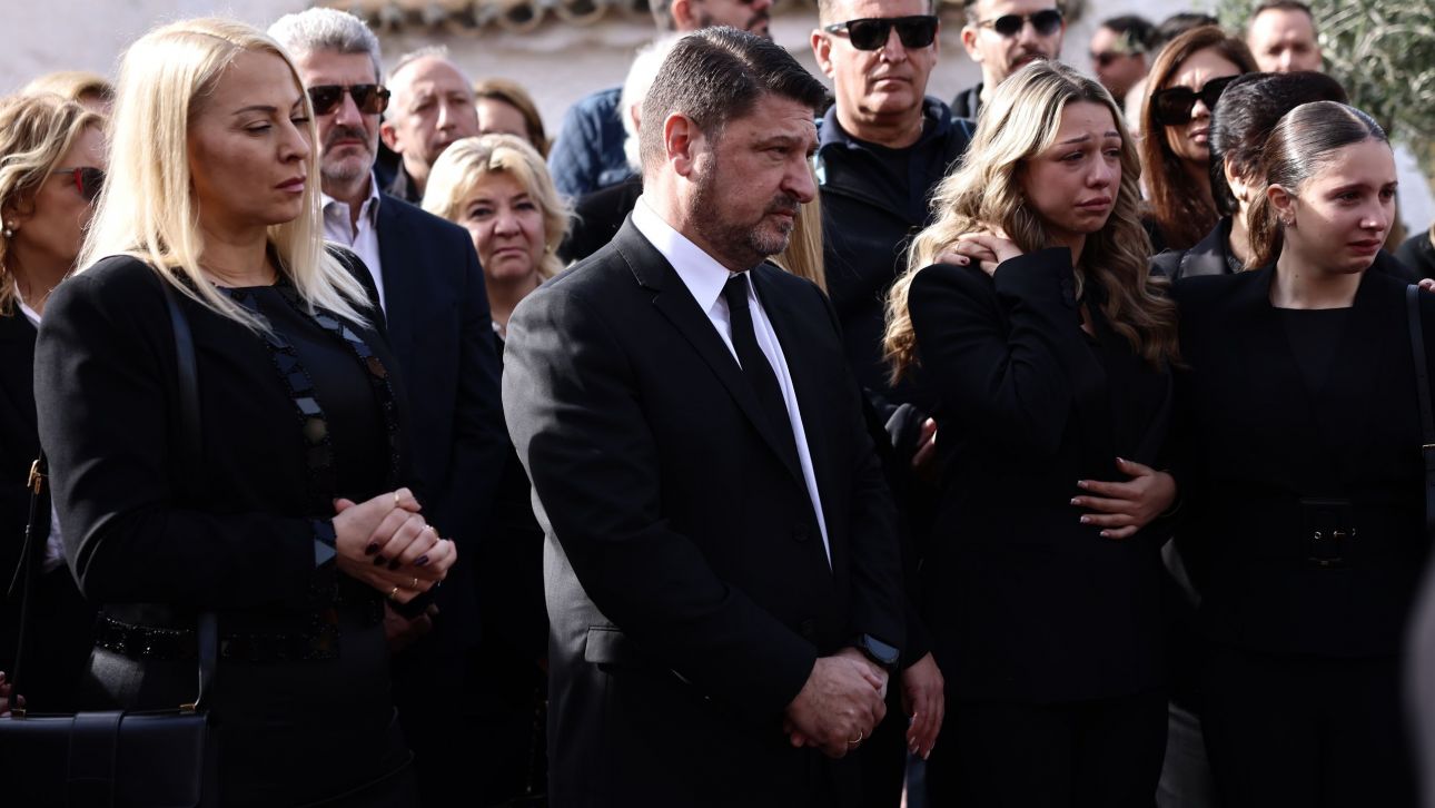 Το τελευταίο «αντίο» στον πατέρα του Νίκου Χαρδαλιά - Συγγενείς, φίλοι, υπουργοί στην κηδεία