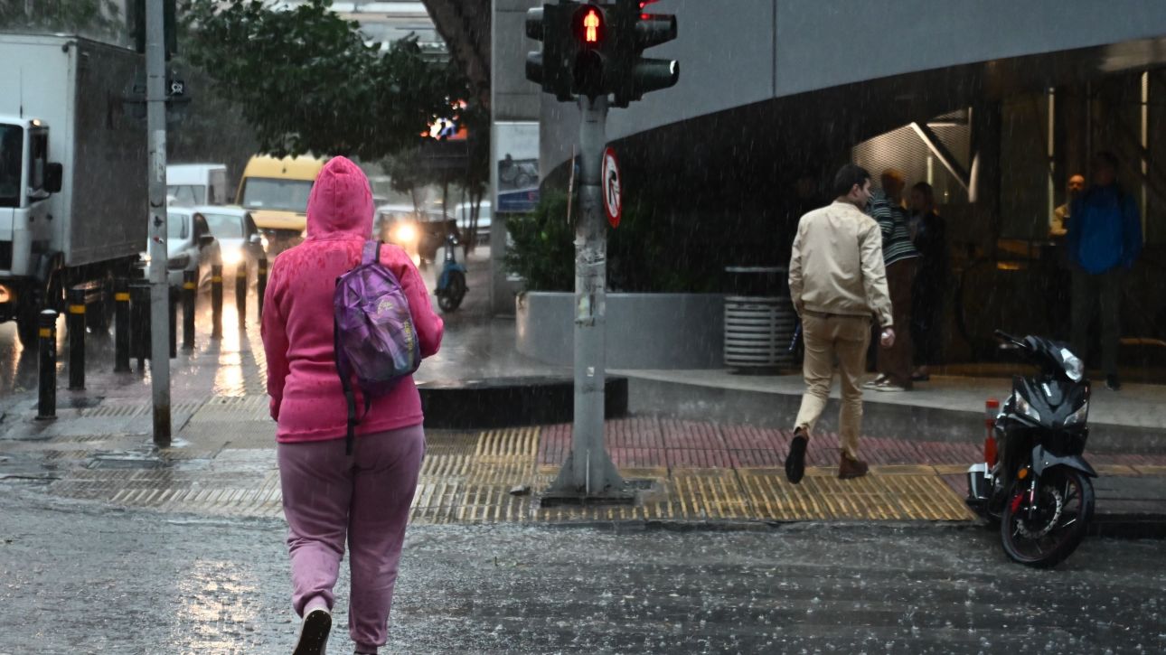Η κακοκαιρία ADEL «σαρώνει» Ιόνιο και Ήπειρο, live η πορεία της – Καταιγίδες και στην Αττική απόψε
