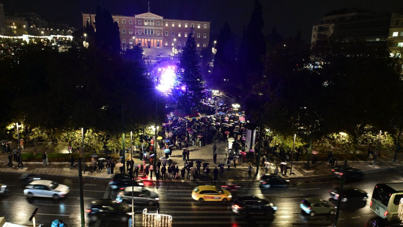 Υπό βροχή η φωταγώγηση του χριστουγεννιάτικου δέντρου στο Σύνταγμα