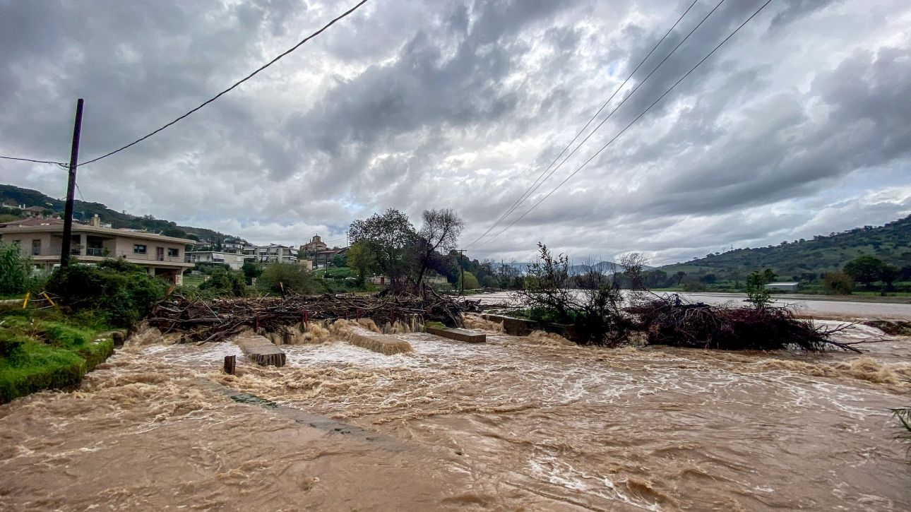 Σαρωτική η «επέλαση» της κακοκαιρίας «ADEL» στη Δυτική Ελλάδα – Φούσκωσε το ποτάμι στην Κέρκυρα