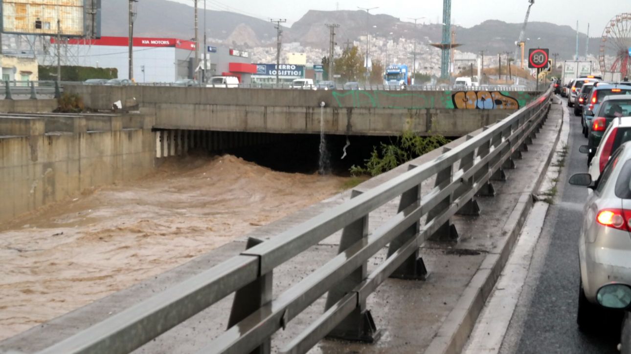Ποτάμι… ο Κηφισός: «Φούσκωσε» στο ύψος της λαχαναγοράς – Βίντεο από το σημείο