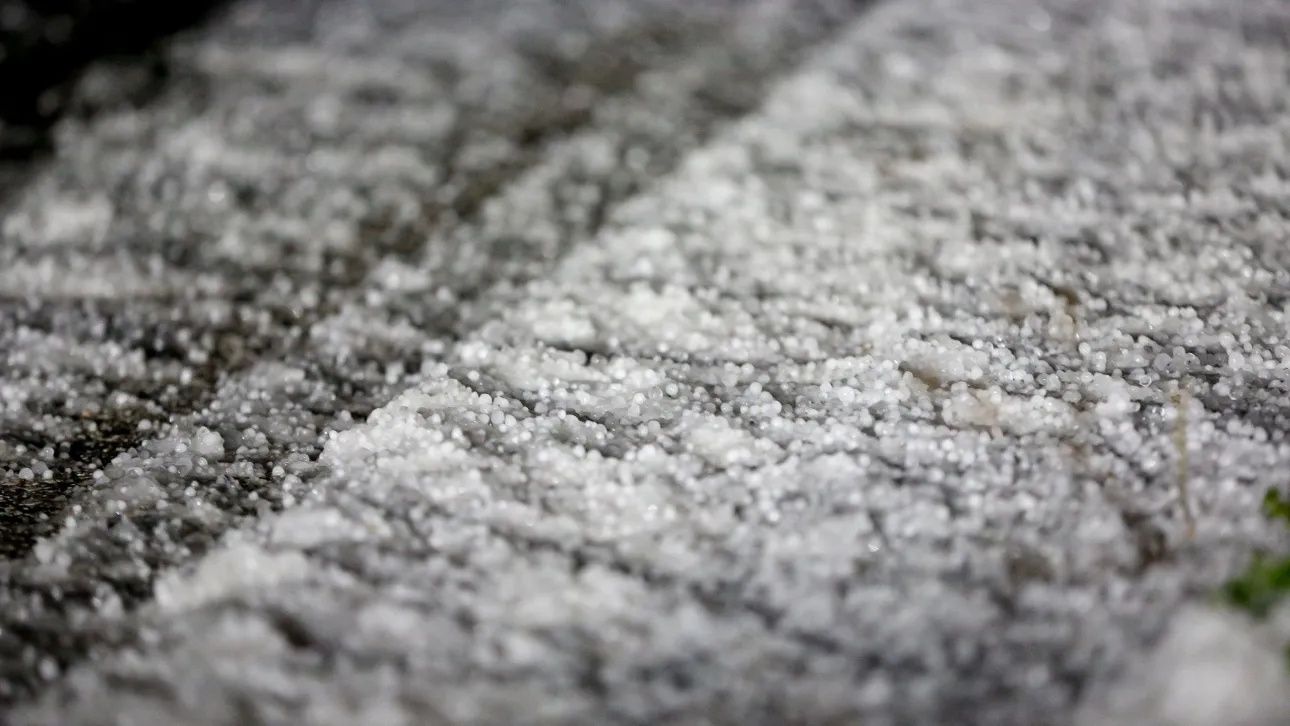 Κακοκαιρία Adel: «Έστρωσε» χαλάζι στην Ικαρία - Διακόπηκε η κυκλοφορία σε επαρχιακό δρόμο