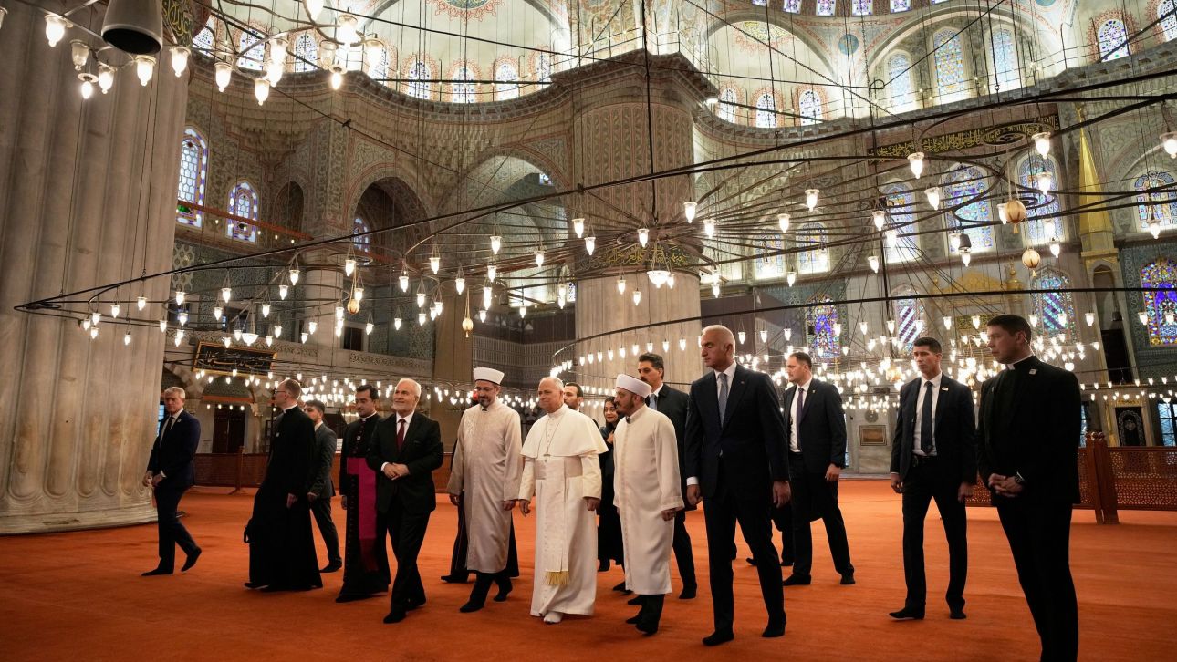 Το Μπλε Τζαμί επισκέφθηκε ο Πάπας – Έβγαλε τα παπούτσια του αλλά δεν προσευχήθηκε