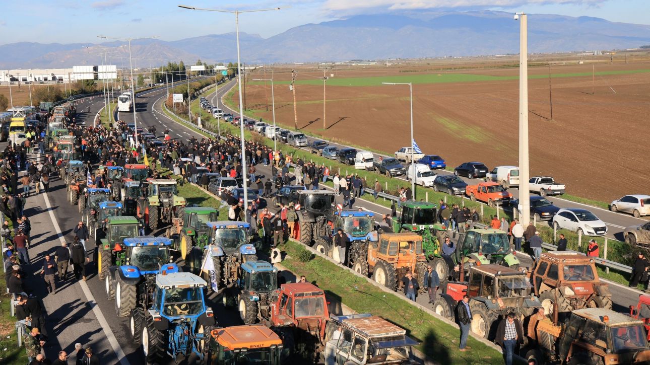 Οι αγρότες «βράζουν» στα «κάστρα» της ΝΔ: 3,7 δισ. πληρωμές υπόσχεται η κυβέρνηση