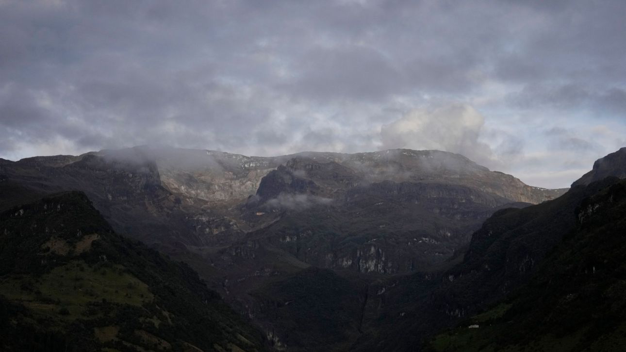 Βρυχάται το ηφαίστειο Πουρασέ στην Κολομβία – Σκορπά τέφρα στα χωριά