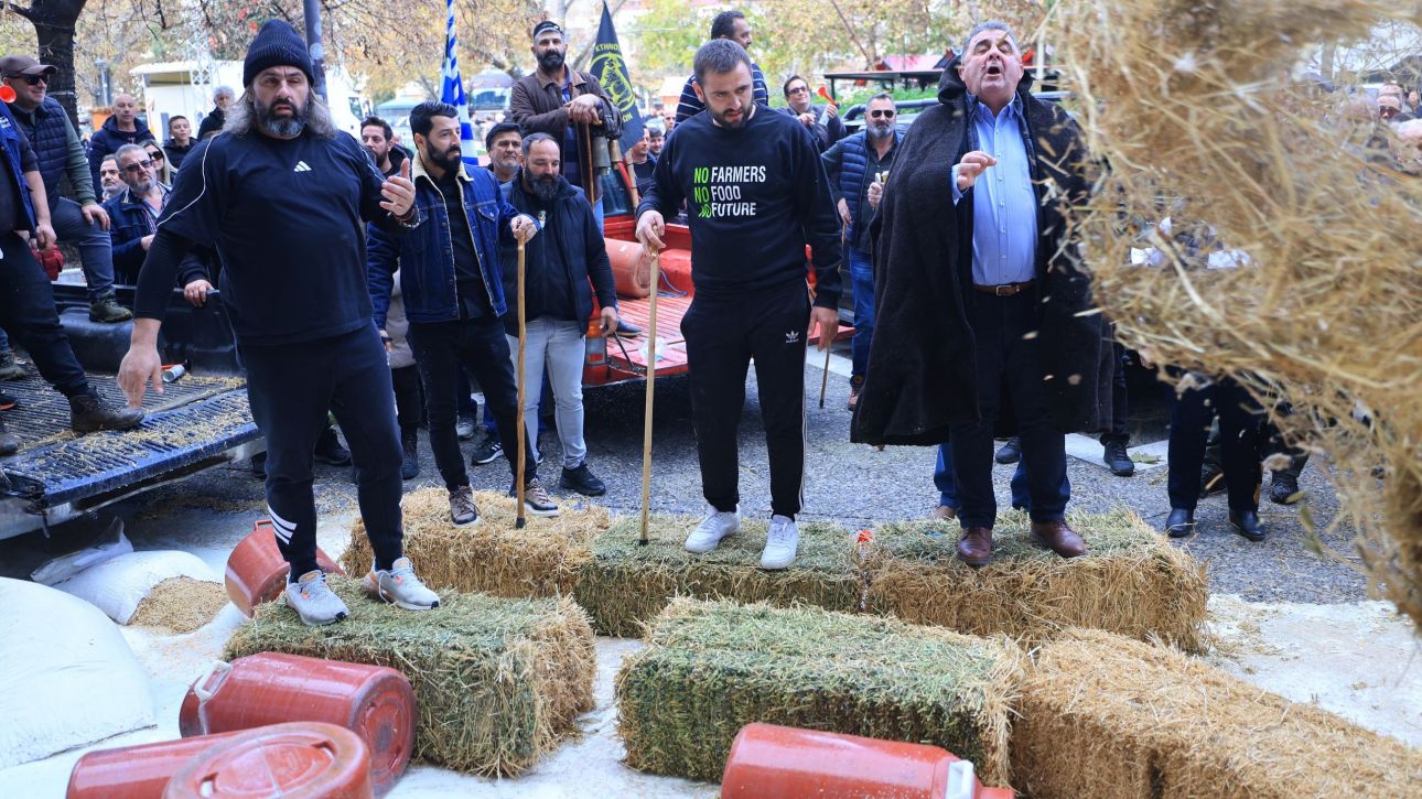 Αγρότες και κτηνοτρόφοι έριξαν γάλα, άχυρο και καλαμπόκι στην κεντρική πλατεία της Λάρισας