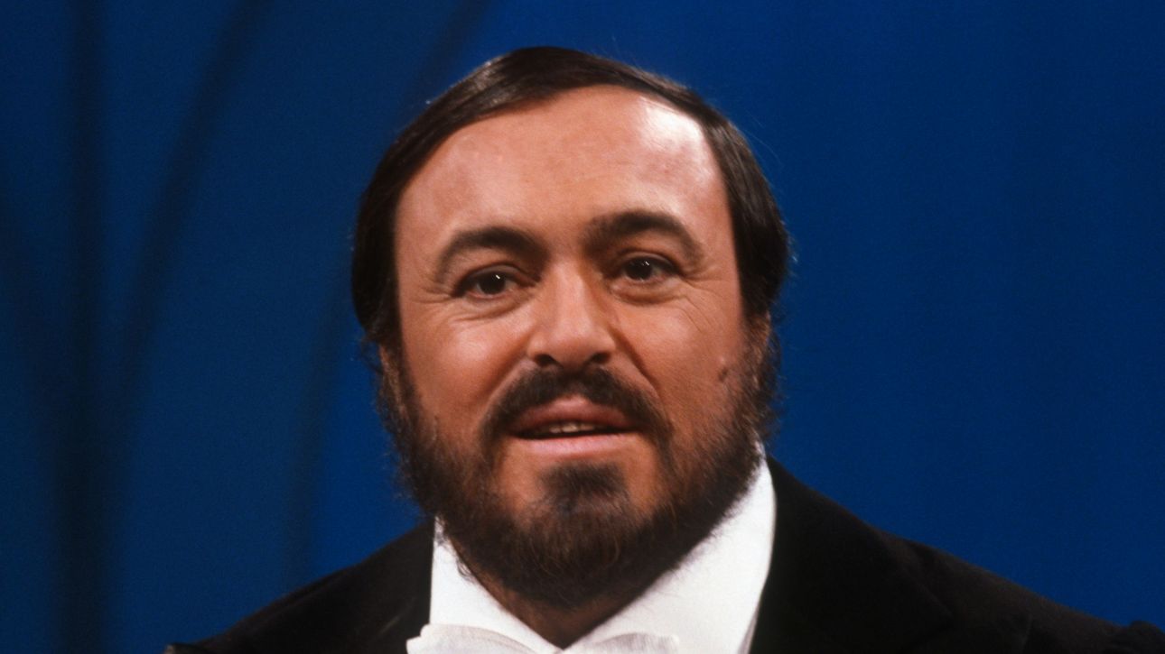 Έξαλλη η χήρα του Παβαρότι – Έχτισαν παγοδρόμιο γύρω από το άγαλμα του θρύλου της όπερας