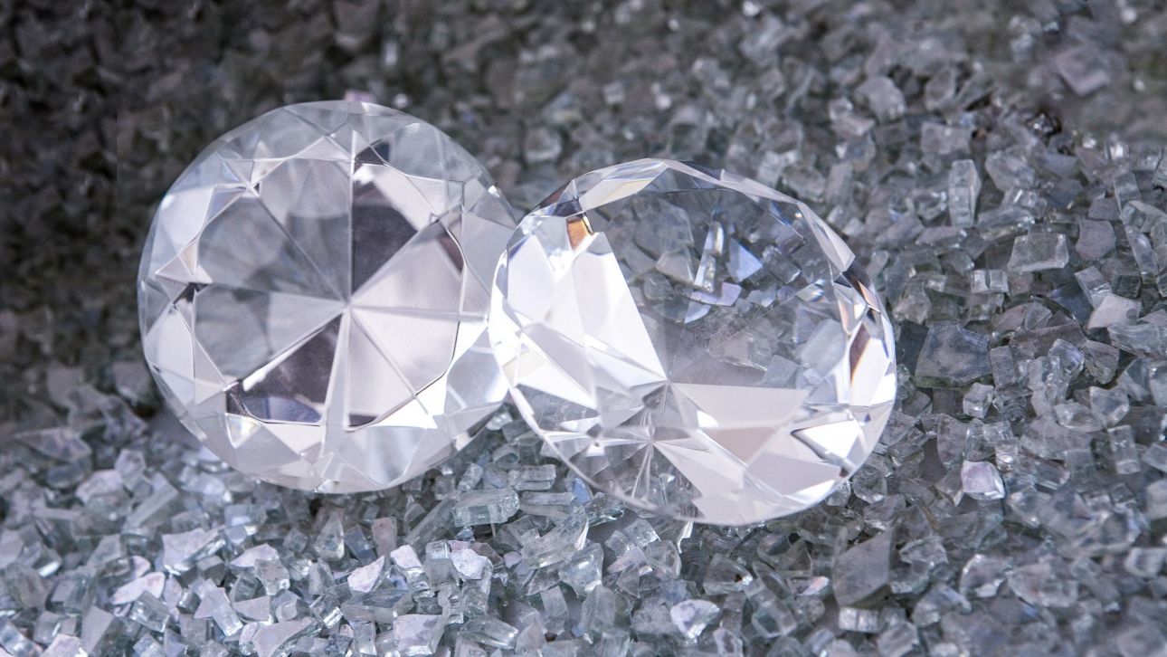 Επιστήμονες ανακαλύπτουν την ουσία που φέρνει τα διαμάντια 93 μίλια πάνω από την επιφάνεια της Γης