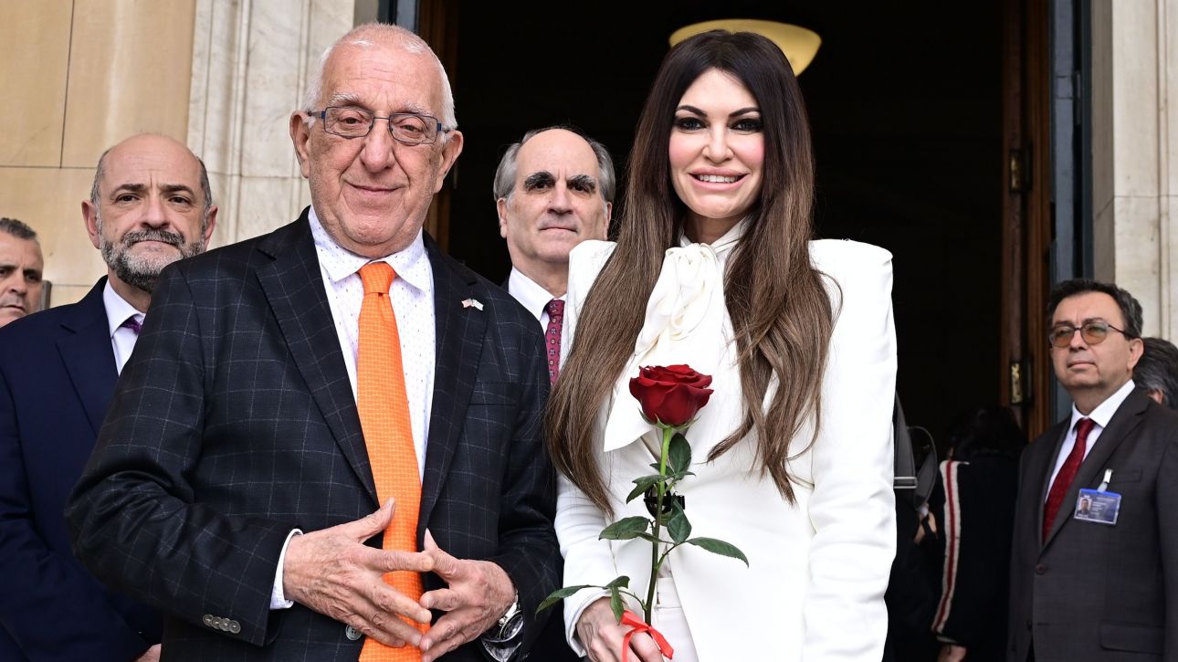 Συνάντηση Κακλαμάνη – Γκιλφόιλ: Το κόκκινο γαρύφαλλο και η ελληνική «καλησπέρα»