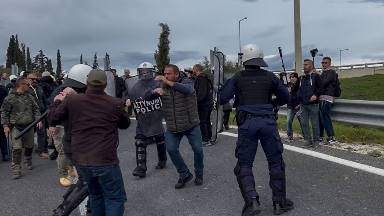 Σύγκρουση αγροτών και Αστυνομίας στο Κιάτο: Άνοιξε η Πατρών