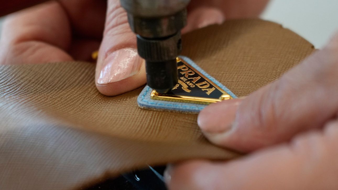Ιστορική συμφωνία στον κόσμο της μόδας: Η Prada εξαγόρασε τη Versace