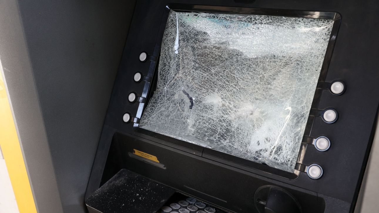 Αντιεξουσιαστές τα έκαναν «γυαλιά καρφιά» στο Κουκάκι – Βανδάλισαν καταστήματα και ΑΤΜ