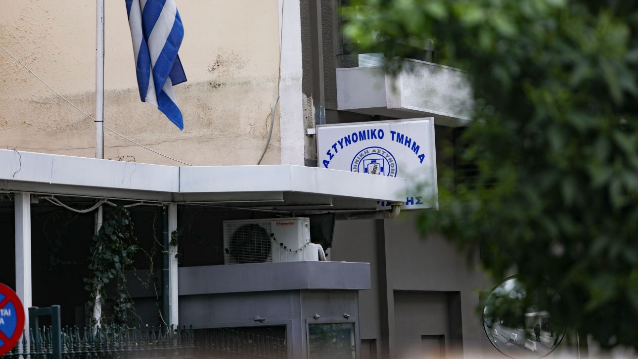Εντοπίστηκαν όπλα σε φρεάτιο του Αστυνομικού Τμήματος Κυψέλης