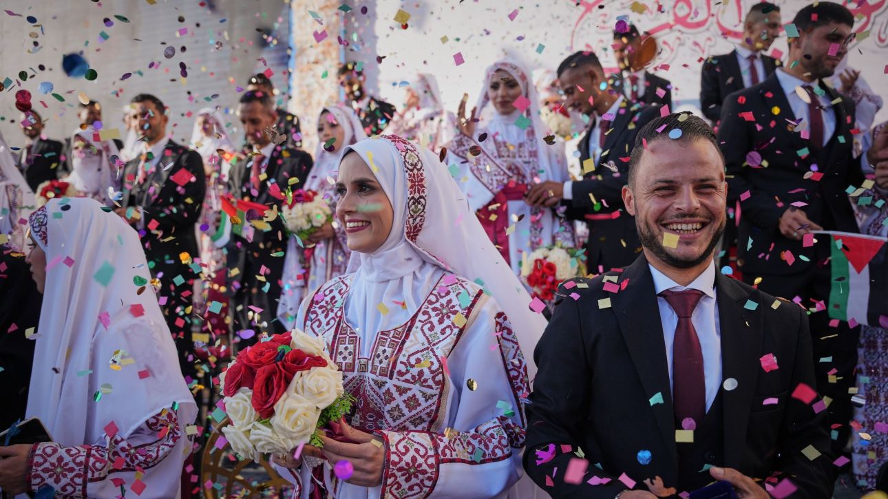 Τα χαμόγελα επέστρεψαν στη Γάζα: Στα συντρίμμια παντρεύτηκαν 54 ζευγάρια - Στιγμές χαράς και ελπίδας