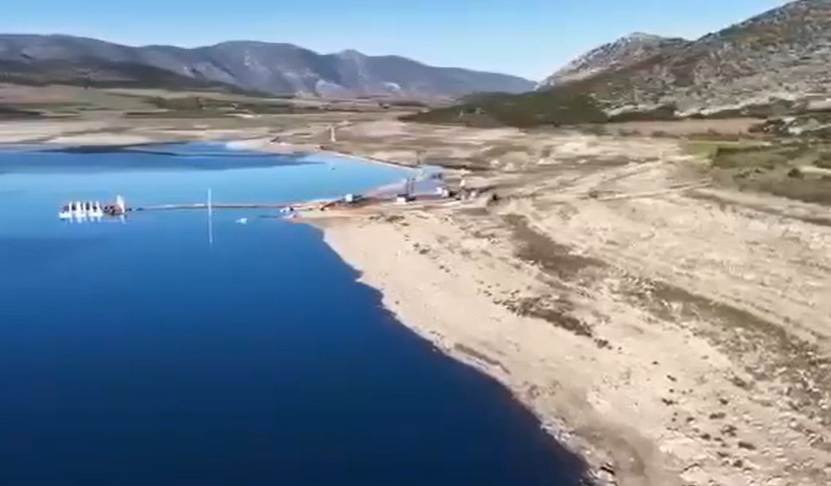 Λειψυδρία: Αποκαλυπτικές εικόνες από drones – «Στεγνώνουν» Μόρνος και Υλίκη παρά τις βροχές